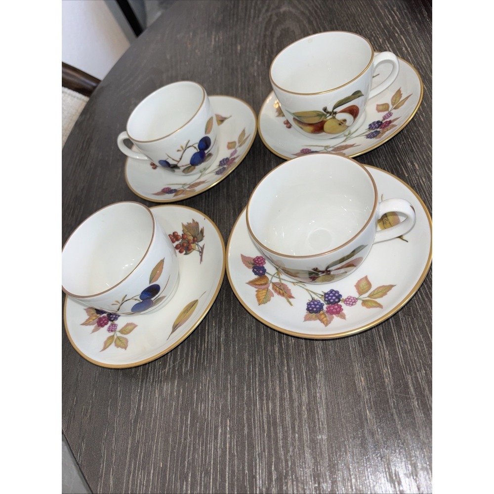 Royal Worcester Evesham Gold Trim England Teacup and Saucer Set of 4